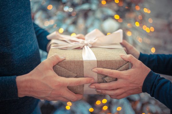 christmas 2023 tech gifts for women and men